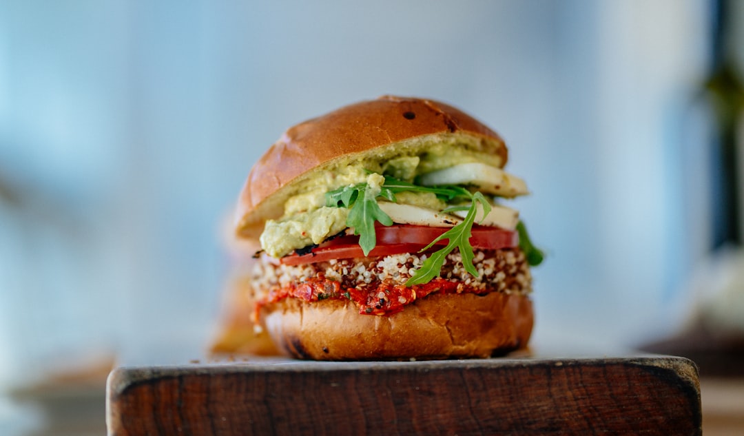 Burger végé & frites de patate douce