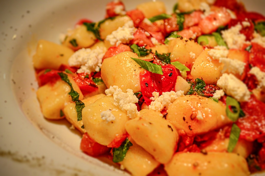 Salade de gnocchis, échalotes & feta
