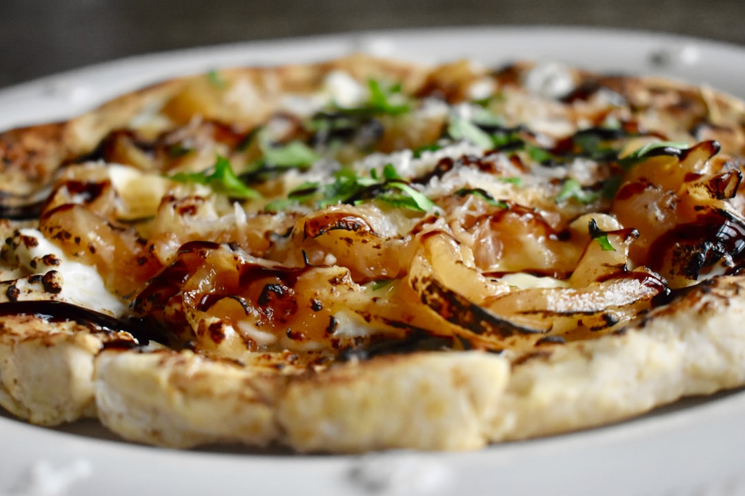 Tarte oignons confits, chèvre & miel